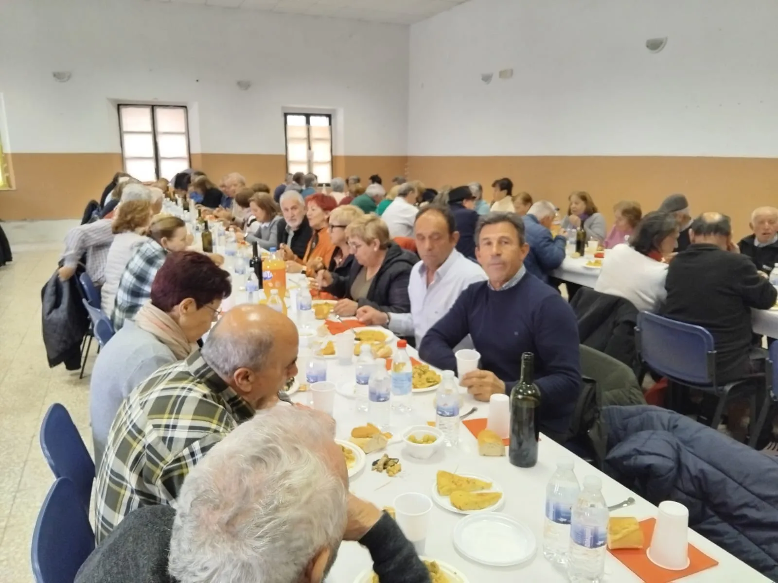 Foto 5 - M&aacute;s de 130 personas se re&uacute;nen en Cantalpino para celebrar el D&iacute;a del Padre gracias a la asociaci&oacute;n de mayores