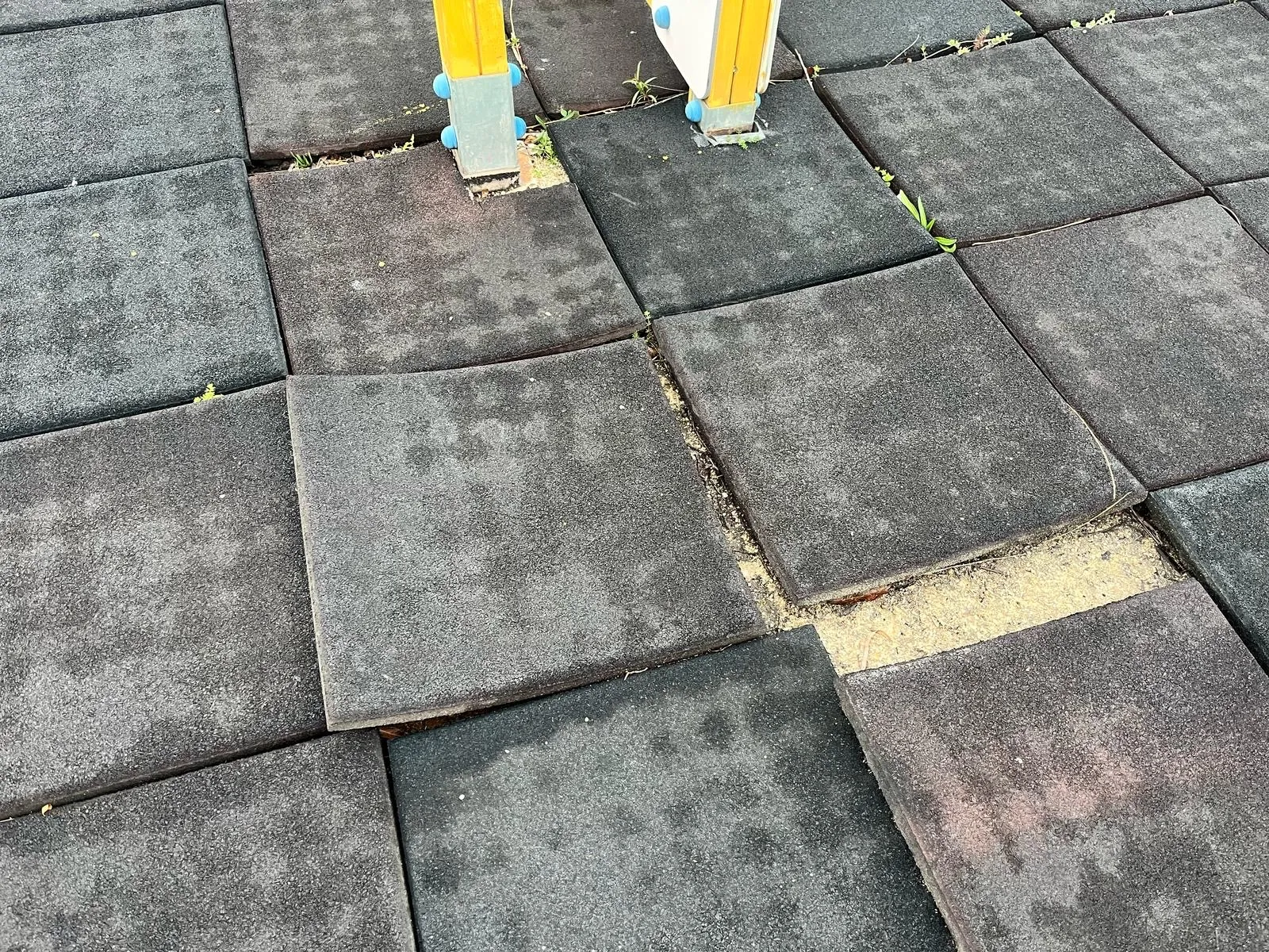 Imágenes de los parques en José Santos Borrego y Urbanización Los Chopos. PP