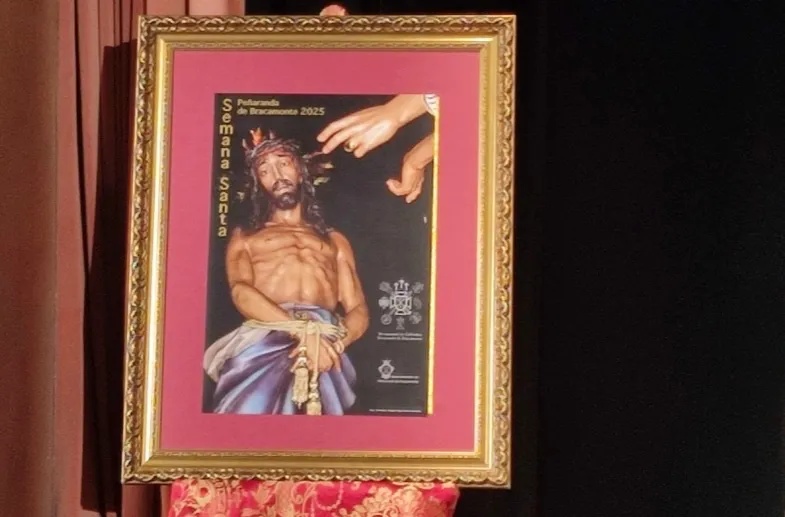 Foto 2 - Jes&uacute;s &Aacute;ngel Alonso descubre el cartel anunciador de la Semana Santa 2025 destacando el esfuerzo por mantener la tradici&oacute;n