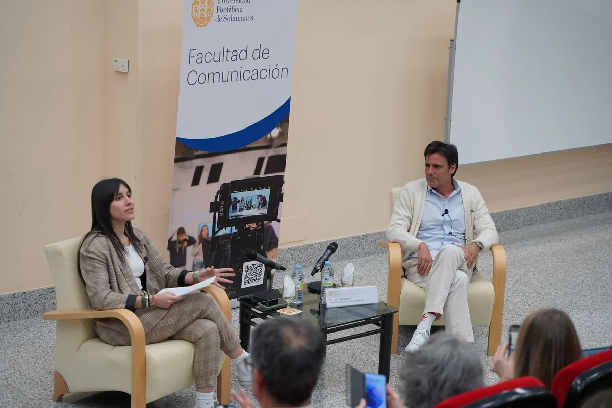 El periodista y presentador de televisión Ion Aramendi, antiguo alumno de la UPSA, y la vicedecana de la Facultad, Esmeralda Román. Foto UPSA