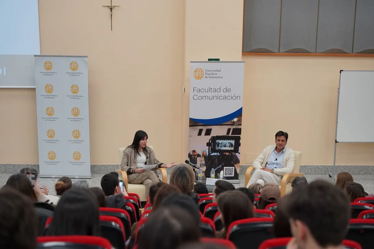 El periodista y presentador de televisión Ion Aramendi, antiguo alumno de la UPSA, y la vicedecana de la Facultad, Esmeralda Román. Foto UPSA
