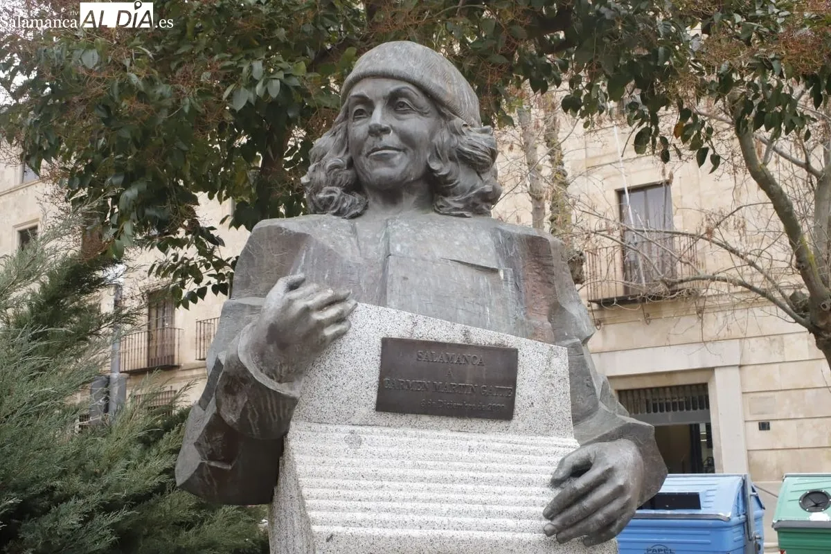 Estatua de Carmen Martín Gaite en la plaza de los Bandos. Foto de Ángel Puma
