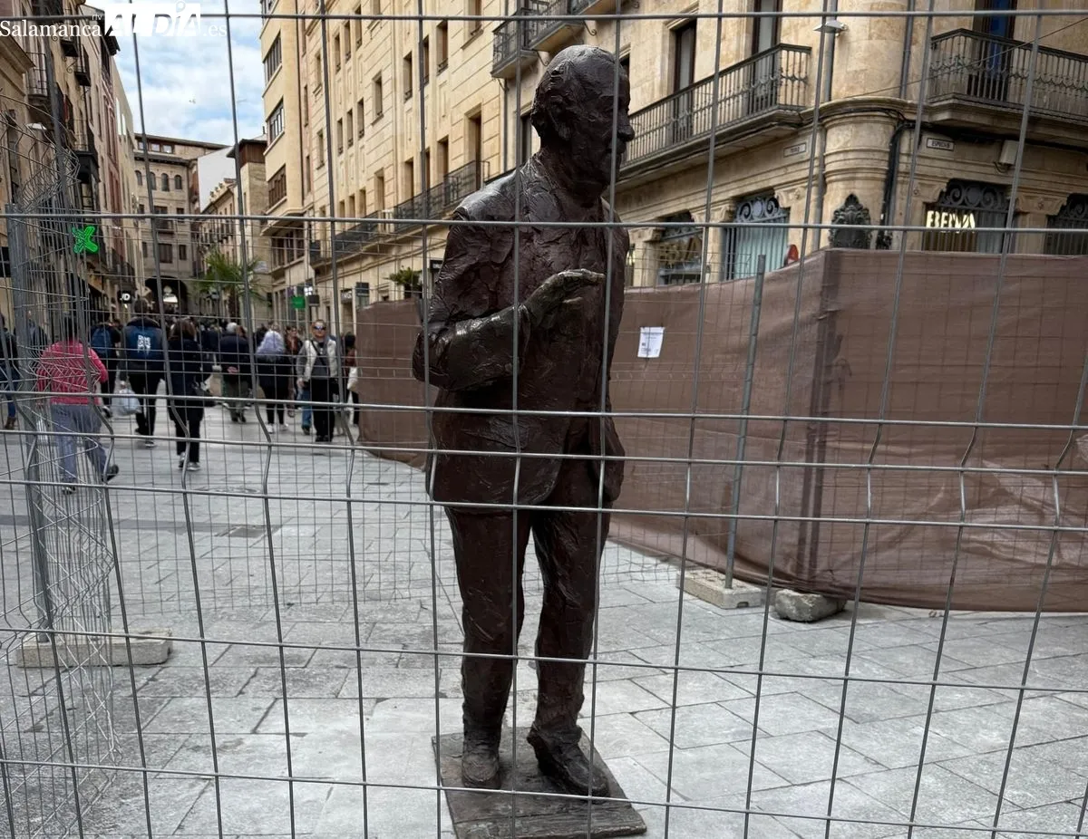 Trabajos en la Plaza del Liceo para instalar de nuevo la estatua de Vicente del Bosque