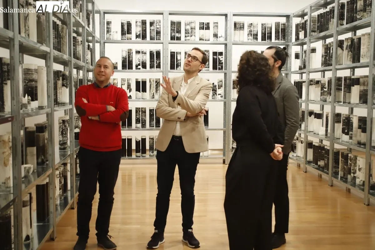 El concejal de Cultura, Ángel Fernández, la artista Elsa Paricio y el comisario Tiago de Abreu Pinto presentan la exposición ‘Biblioteca Nacional’ en el DA2. Fotos: Ángel Puma
