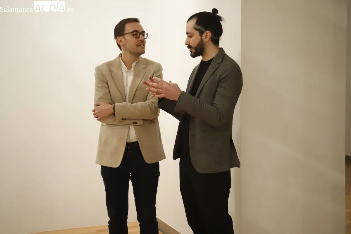 El concejal de Cultura, Ángel Fernández, la artista Elsa Paricio y el comisario Tiago de Abreu Pinto presentan la exposición ‘Biblioteca Nacional’ en el DA2. Fotos: Ángel Puma