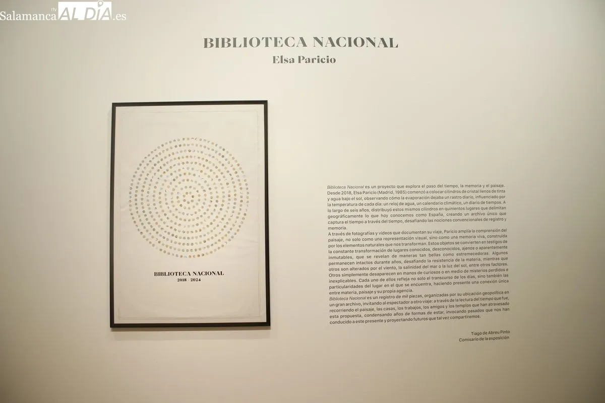 El concejal de Cultura, Ángel Fernández, la artista Elsa Paricio y el comisario Tiago de Abreu Pinto presentan la exposición ‘Biblioteca Nacional’ en el DA2. Fotos: Ángel Puma