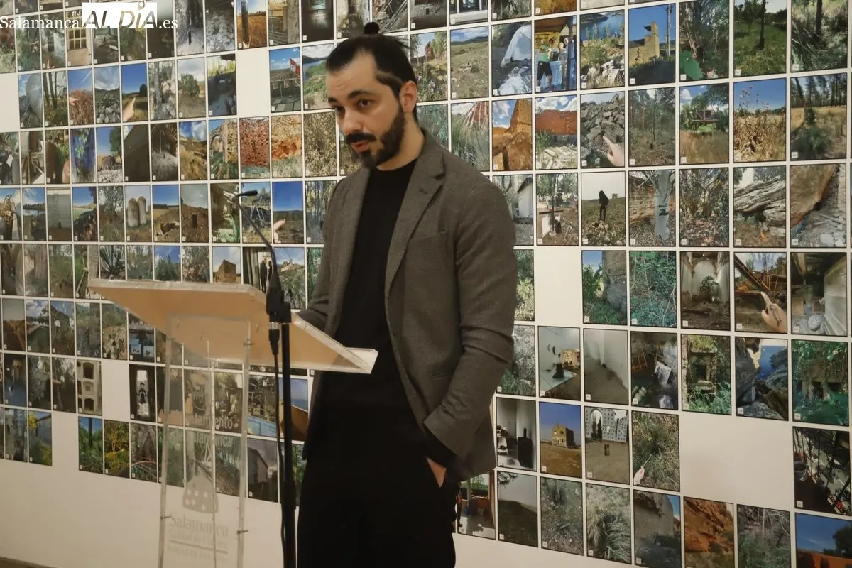 El concejal de Cultura, Ángel Fernández, la artista Elsa Paricio y el comisario Tiago de Abreu Pinto presentan la exposición ‘Biblioteca Nacional’ en el DA2. Fotos: Ángel Puma