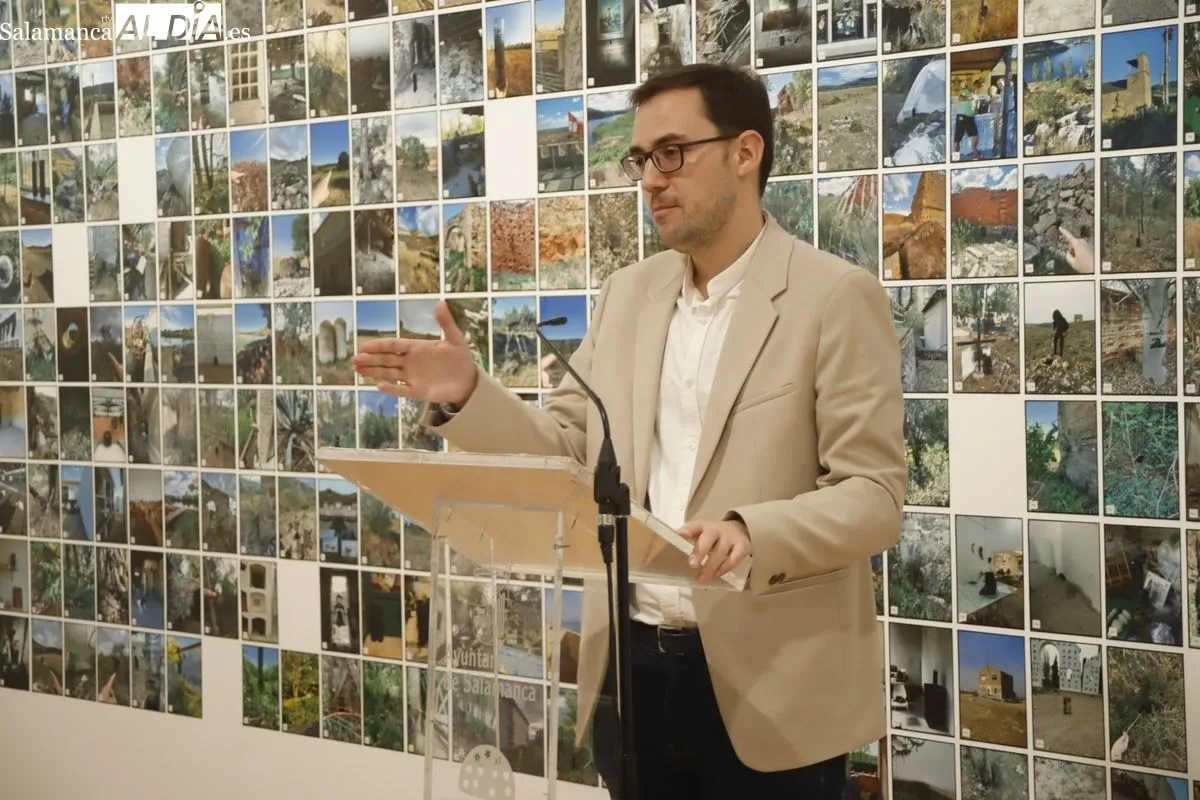 El concejal de Cultura, Ángel Fernández, la artista Elsa Paricio y el comisario Tiago de Abreu Pinto presentan la exposición ‘Biblioteca Nacional’ en el DA2. Fotos: Ángel Puma