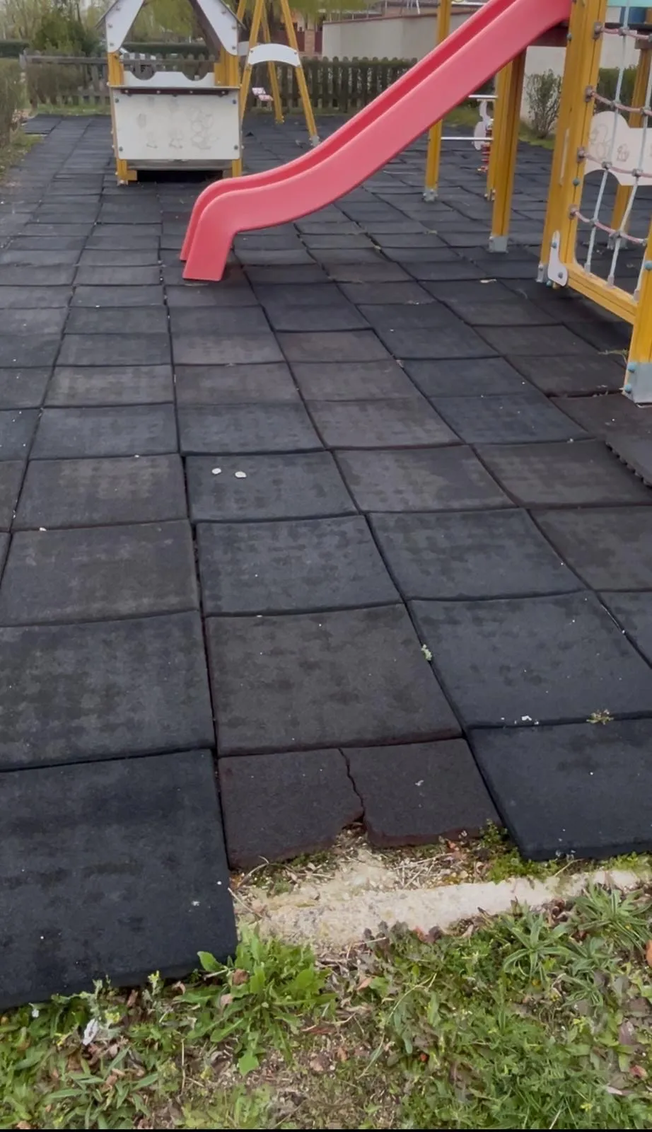 Imágenes de los parques en José Santos Borrego y Urbanización Los Chopos. PP