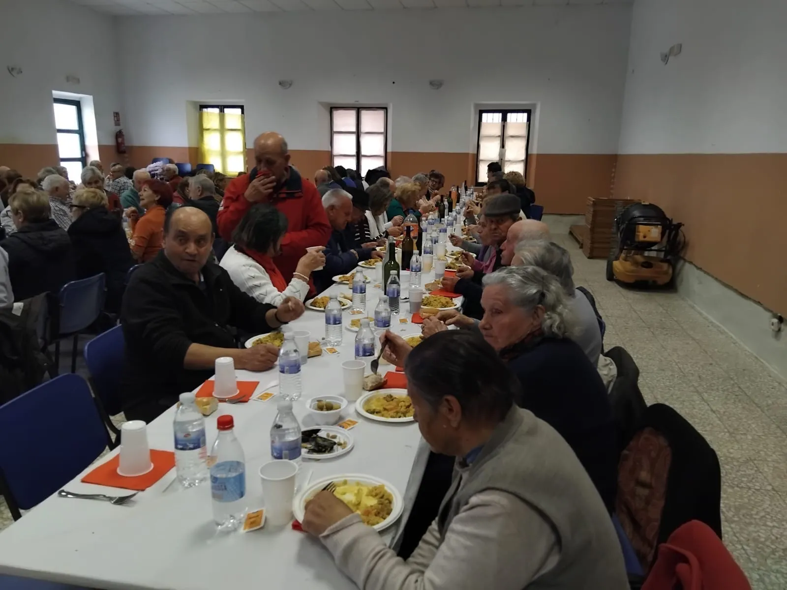 Foto 3 - M&aacute;s de 130 personas se re&uacute;nen en Cantalpino para celebrar el D&iacute;a del Padre gracias a la asociaci&oacute;n de mayores