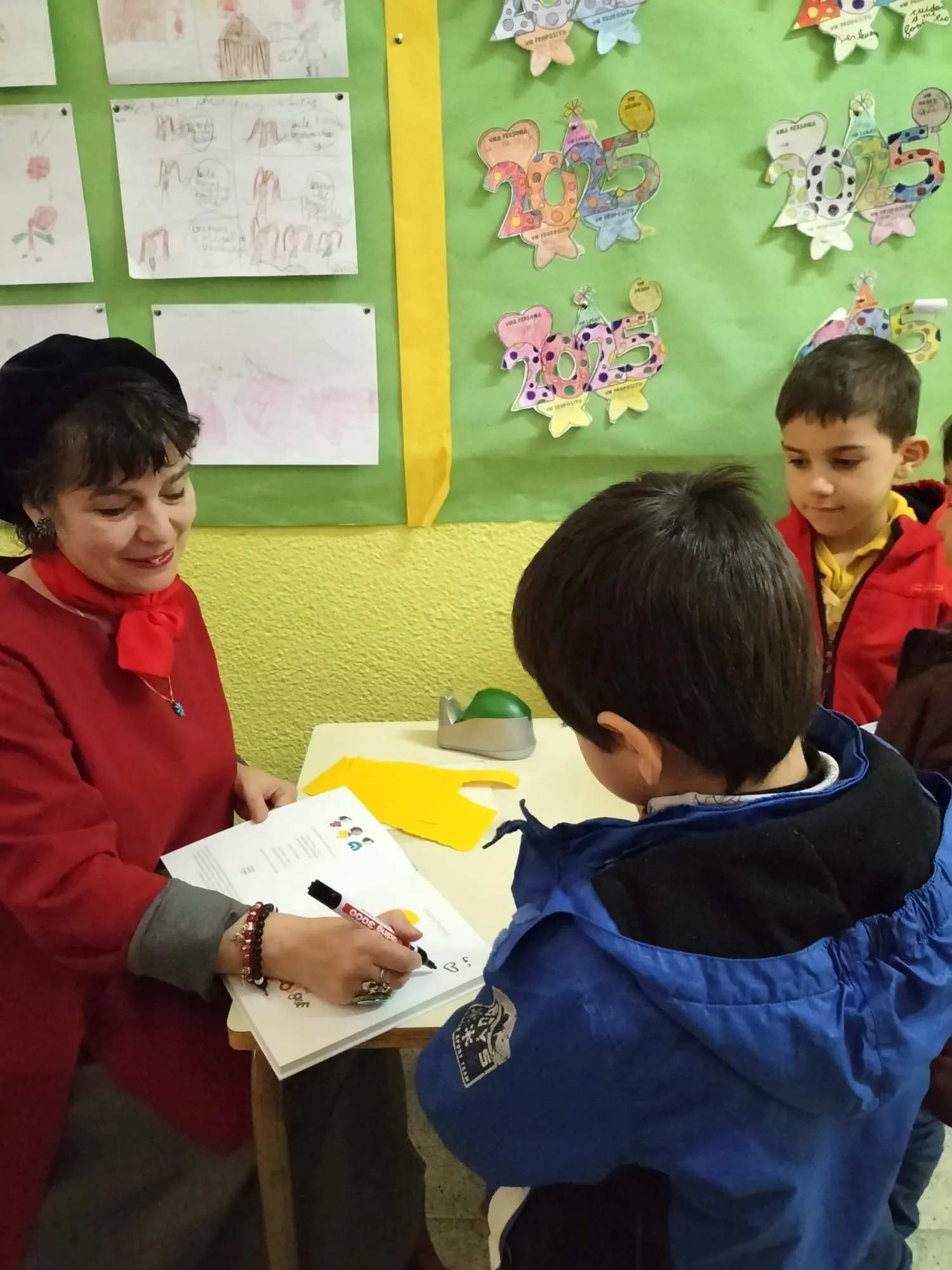 Foto 5 - La reconocida escritora infantil Violeta Monreal protagoniza una original jornada en el CEI Miguel de Unamuno