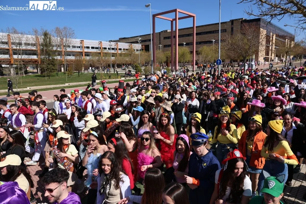 Desfile de las fiestas de la Facultad de Economía y Empresa (USAL). Foto de David Sañudo 