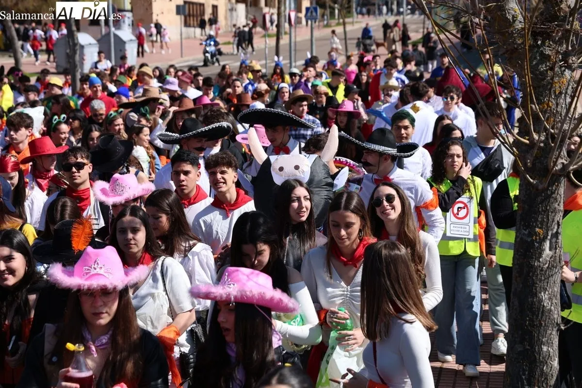 Desfile de las fiestas de la Facultad de Economía y Empresa (USAL). Foto de David Sañudo 