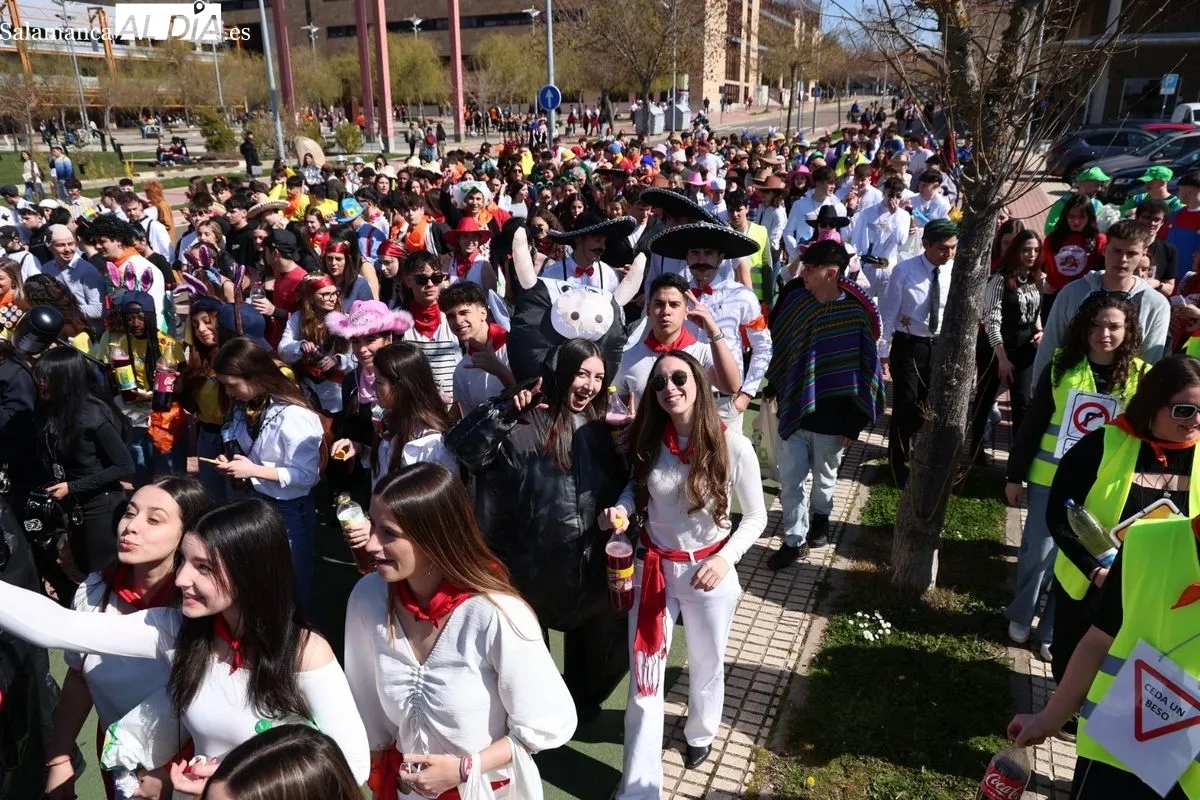 Desfile de las fiestas de la Facultad de Economía y Empresa (USAL). Foto de David Sañudo 