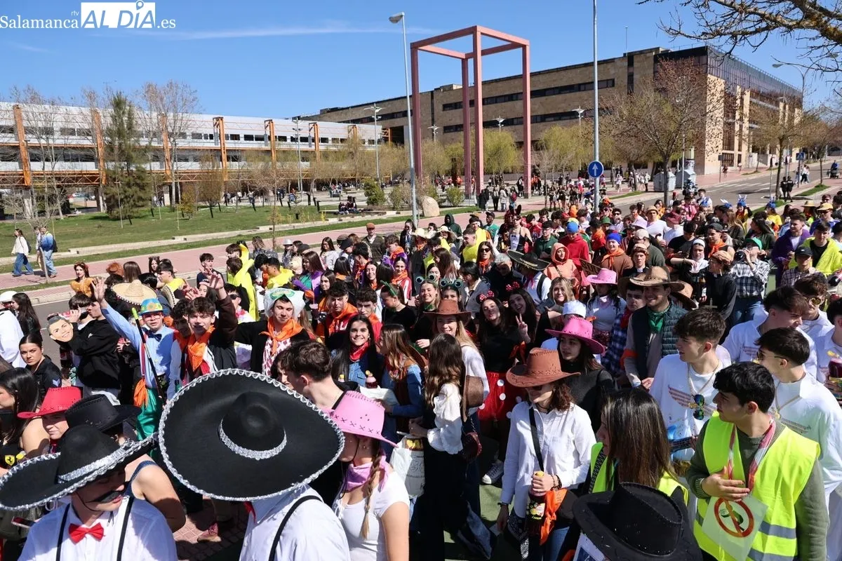 Desfile de las fiestas de la Facultad de Economía y Empresa (USAL). Foto de David Sañudo 
