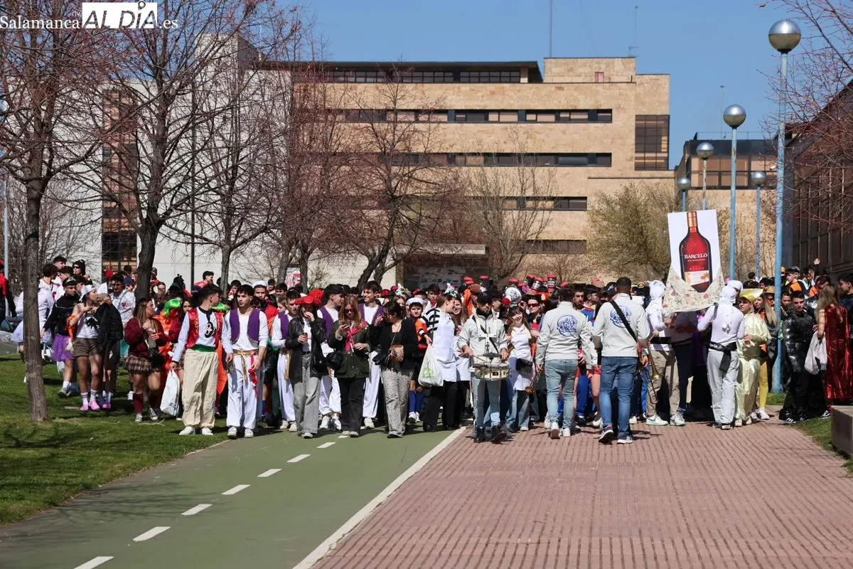 Desfile de las fiestas de la Facultad de Economía y Empresa (USAL). Foto de David Sañudo 