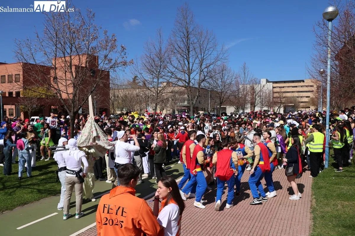 Desfile de las fiestas de la Facultad de Economía y Empresa (USAL). Foto de David Sañudo 