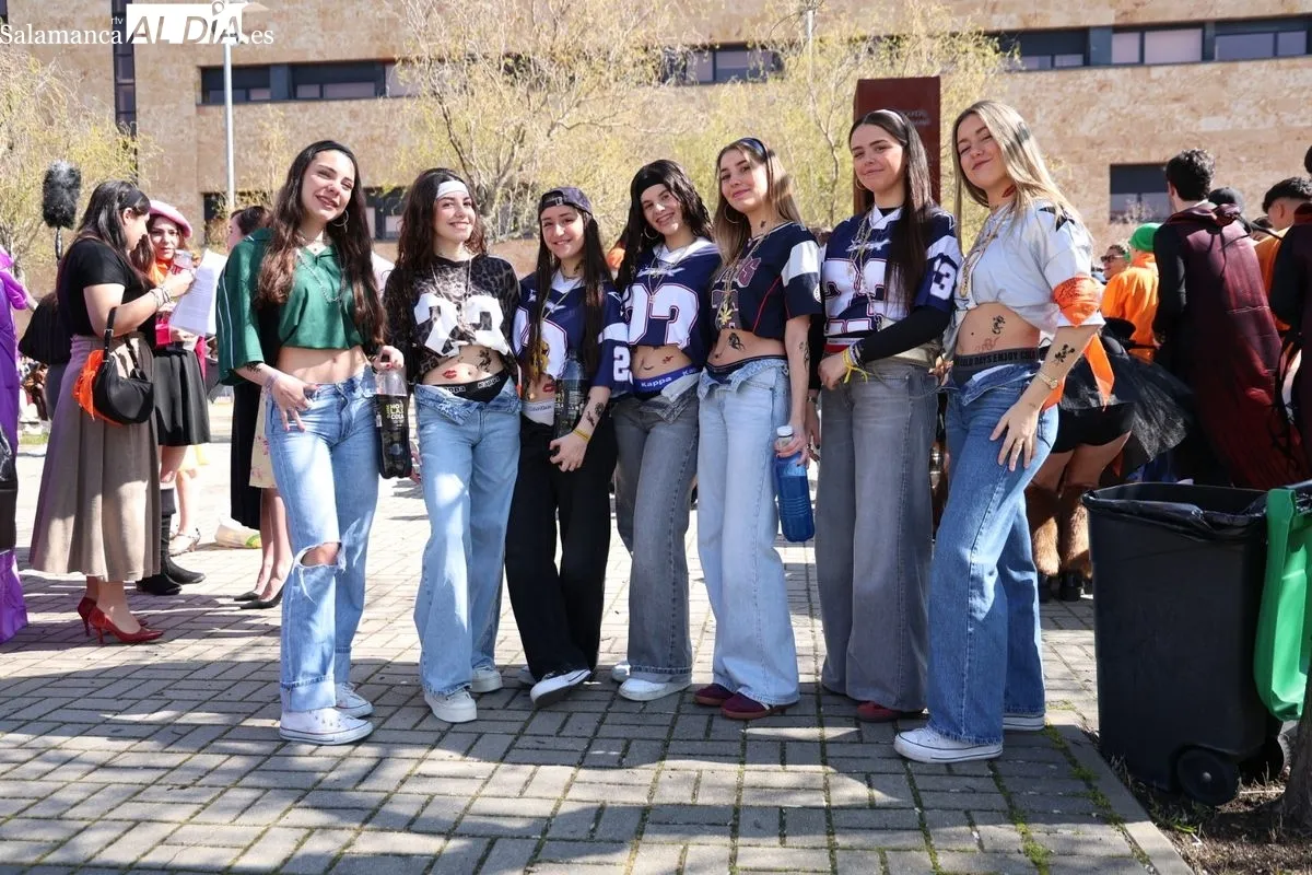 Desfile de las fiestas de la Facultad de Economía y Empresa (USAL). Foto de David Sañudo 