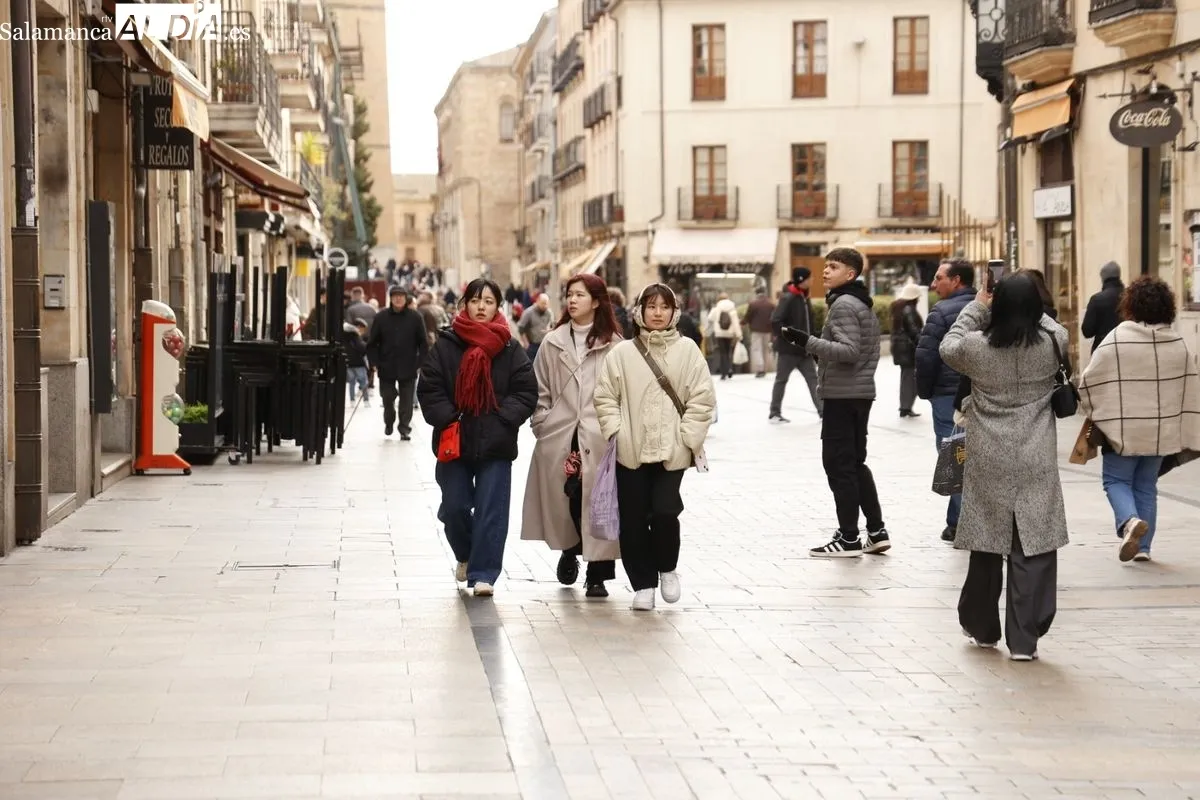 Ambiente en el centro de Salamanca en esta fría tarde de domingo. Fotos: David Sañudo