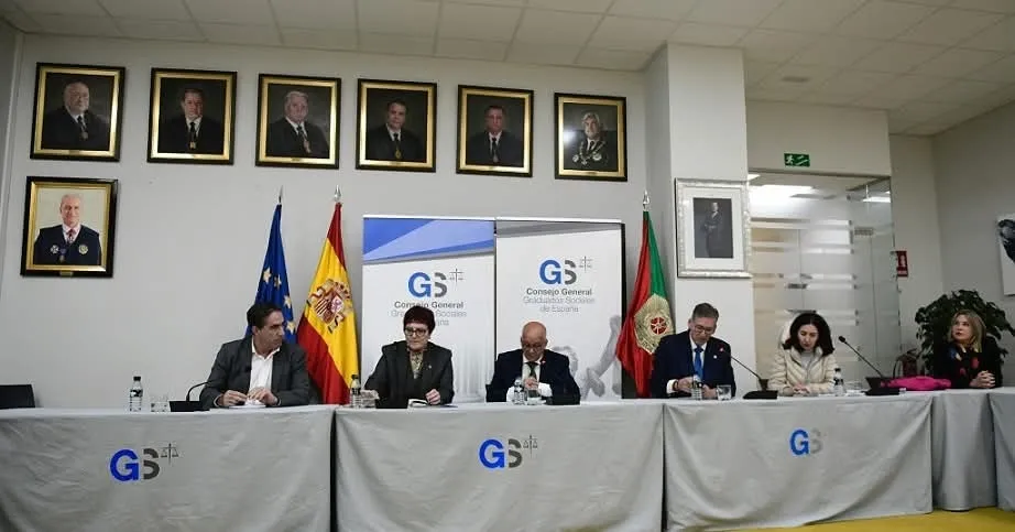 Foto 2 - El salmantino Joaqu&iacute;n Merch&aacute;n Bermejo lidera un encuentro clave sobre la crisis migratoria en Canarias