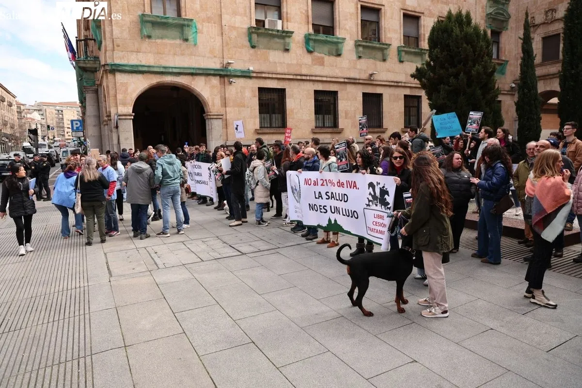 Profesionales salmantinos se manifiestan contra la normativa del medicamento veterinario. Foto de David Sañudo