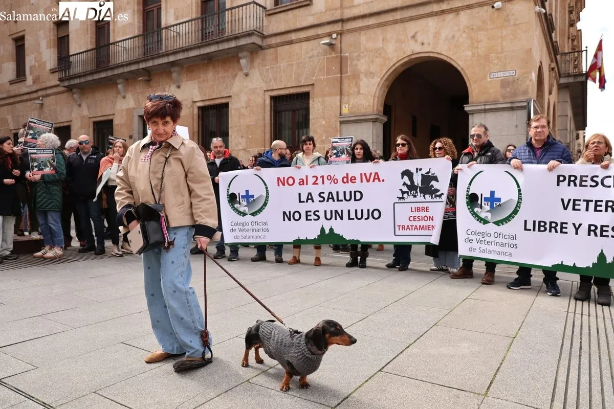 Profesionales salmantinos se manifiestan contra la normativa del medicamento veterinario. Foto de David Sañudo