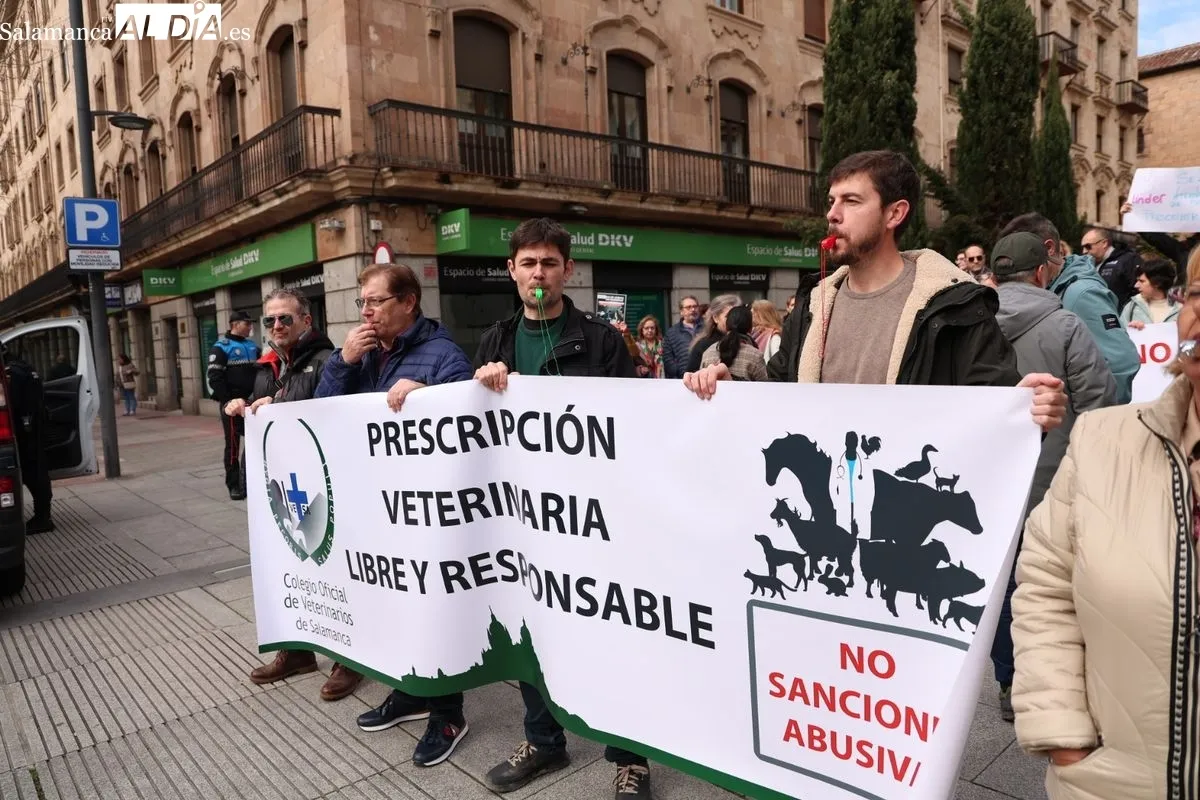 Profesionales salmantinos se manifiestan contra la normativa del medicamento veterinario. Foto de David Sañudo