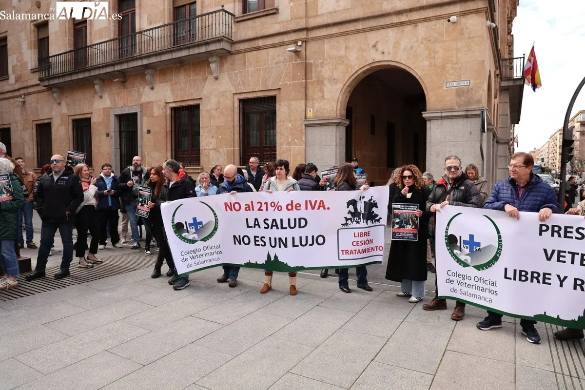 Profesionales salmantinos se manifiestan contra la normativa del medicamento veterinario. Foto de David Sañudo