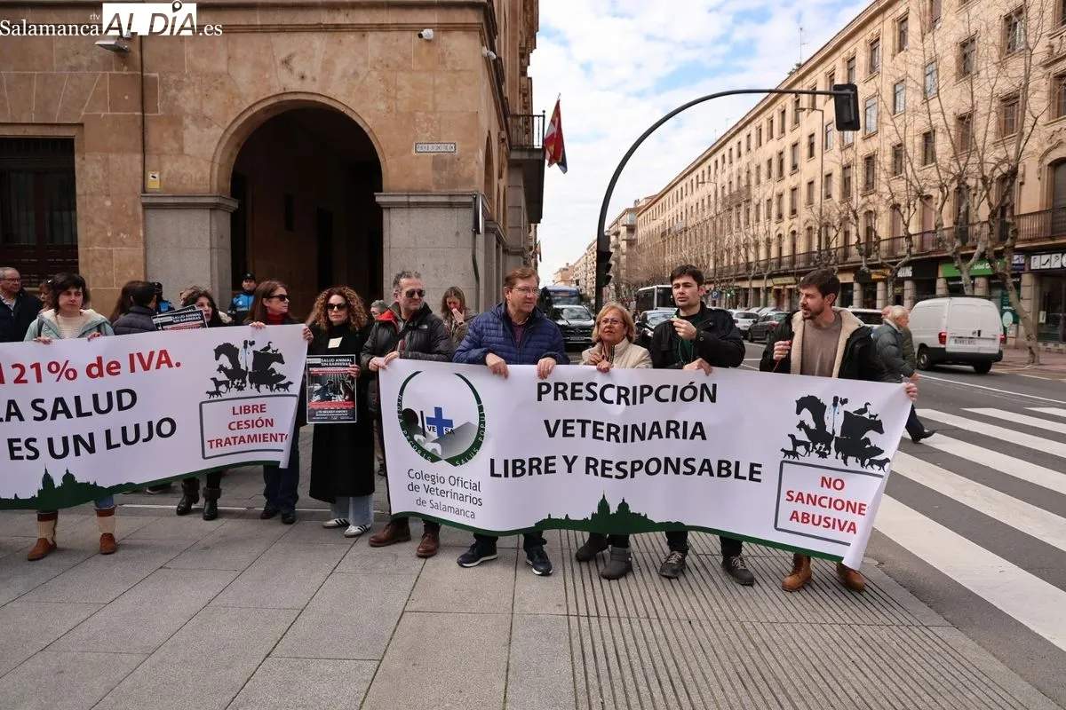 Profesionales salmantinos se manifiestan contra la normativa del medicamento veterinario. Foto de David Sañudo