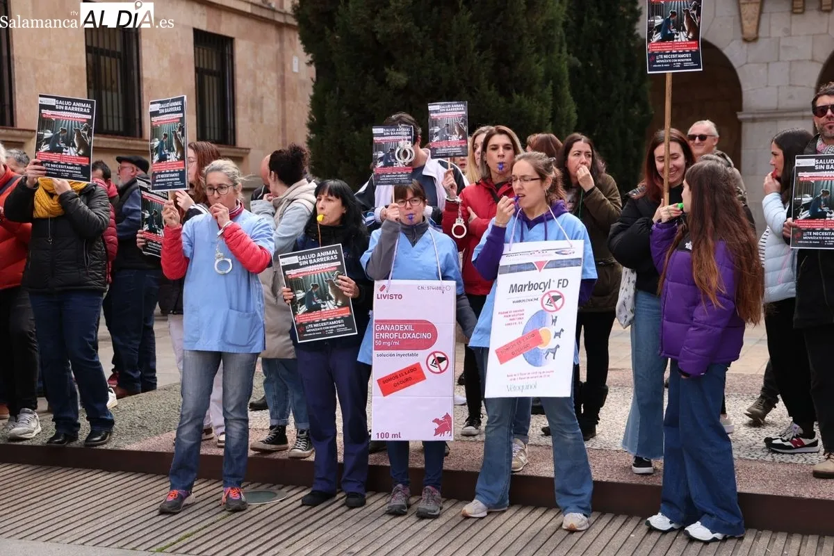 Profesionales salmantinos se manifiestan contra la normativa del medicamento veterinario. Foto de David Sañudo