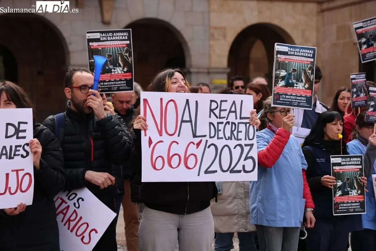 Profesionales salmantinos se manifiestan contra la normativa del medicamento veterinario. Foto de David Sañudo