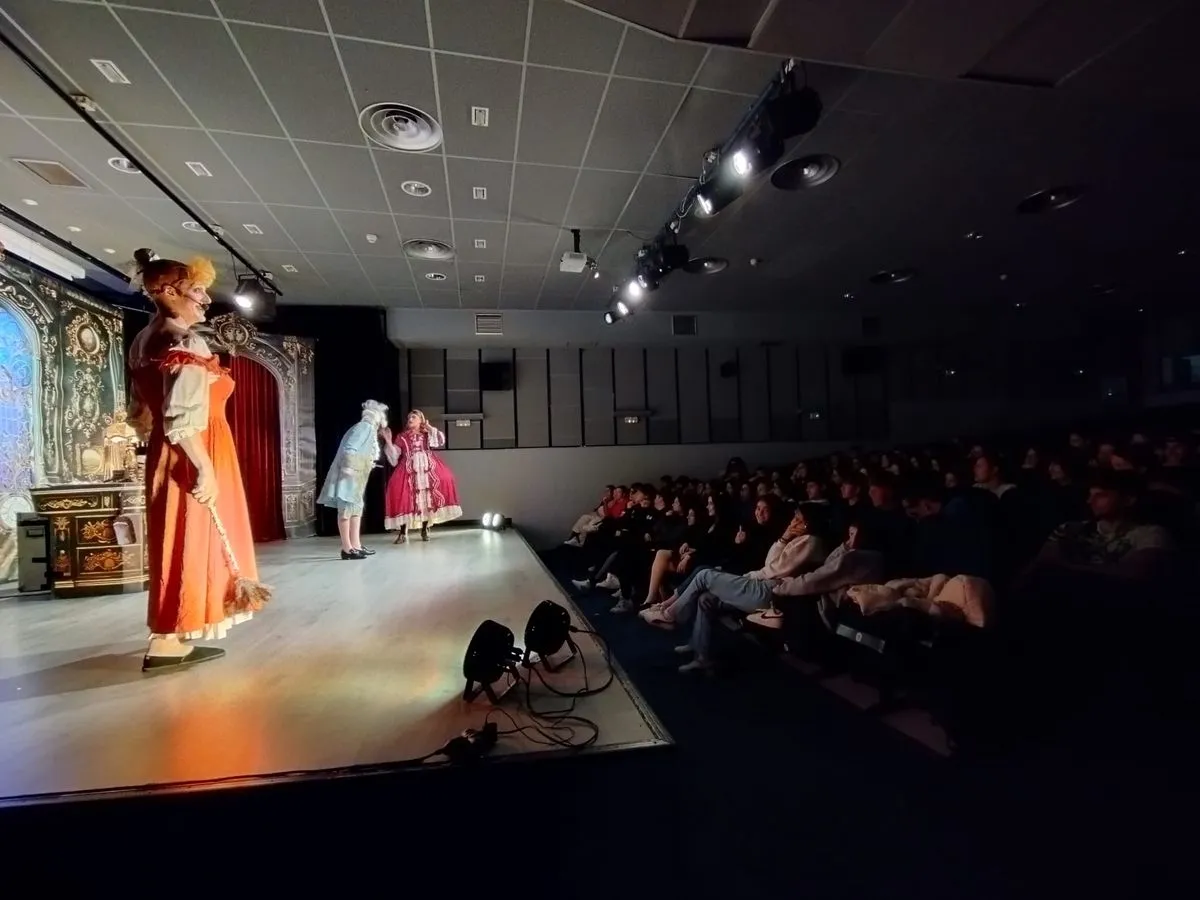 Los alumnos del instituto Torrente Ballester han disfrutado con 'La familia del anticuario', del grupo teatral MD