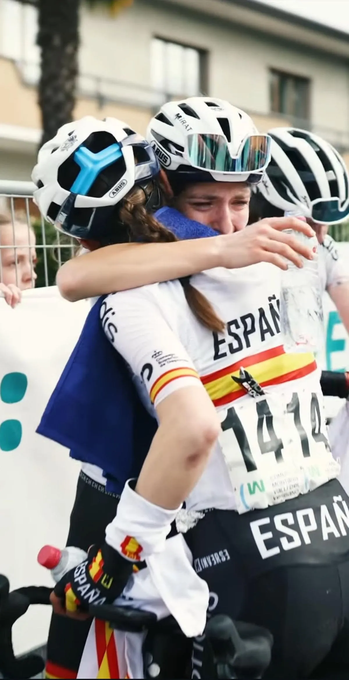 Ciclistas del Mirat Team con la Selección Española