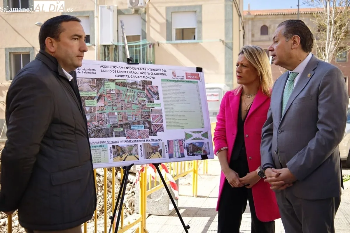 El concejal de Fomento, Fernando Carabias, la edil de Medio Ambiente, María José Coca, y el delegado territorial en Salamanca de la Junta de Castilla y León, Eloy Ruiz, visitan las obras del barrio de San Bernardo. Foto de David Domínguez