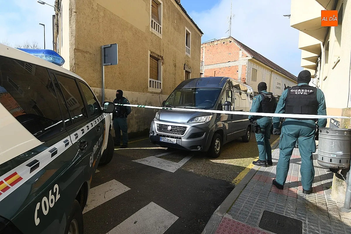 Foto 2 - La Guardia Civil lleva a cabo una redada en la calle La B&aacute;scula de Ciudad Rodrigo