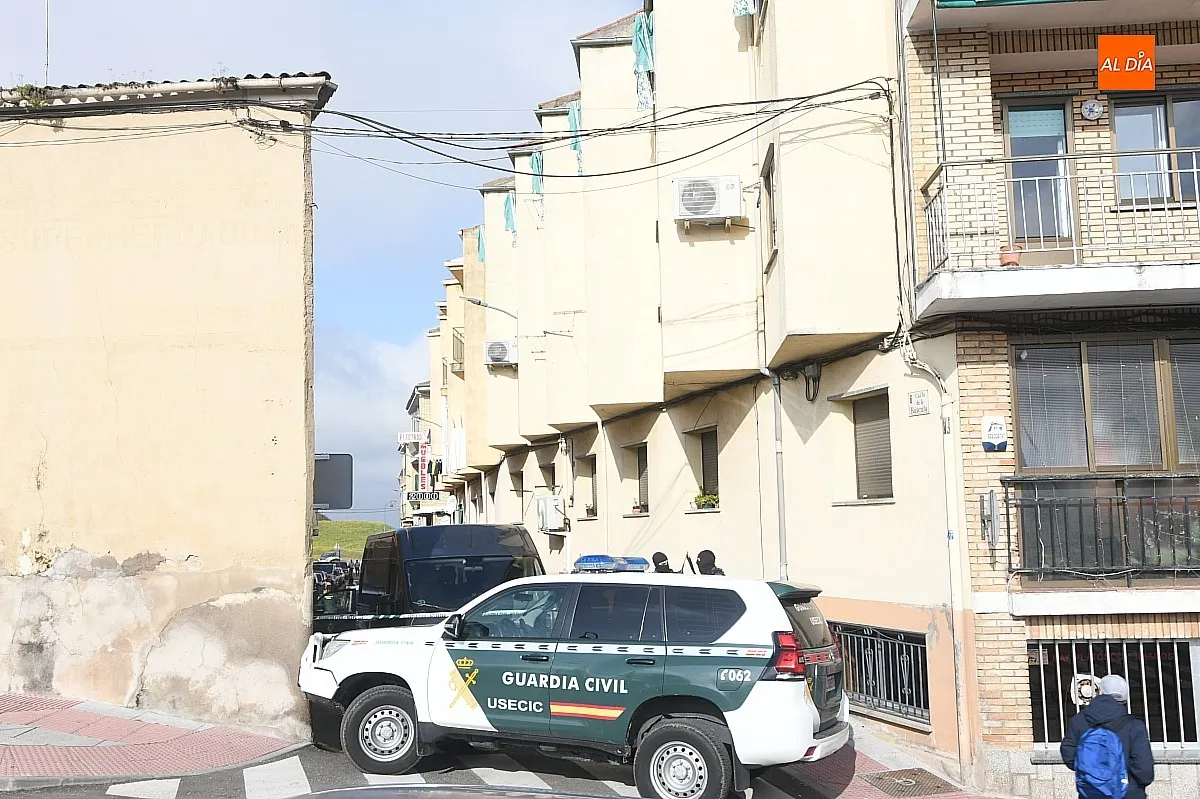 Foto 3 - La Guardia Civil lleva a cabo una redada en la calle La B&aacute;scula de Ciudad Rodrigo