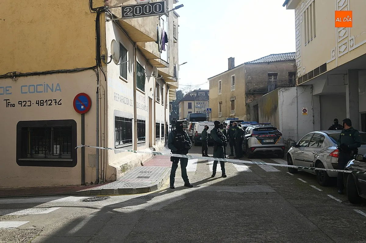 Foto 4 - La Guardia Civil lleva a cabo una redada en la calle La B&aacute;scula de Ciudad Rodrigo