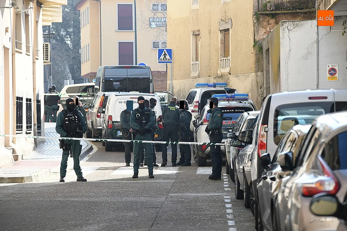 Foto 5 - La Guardia Civil lleva a cabo una redada en la calle La B&aacute;scula de Ciudad Rodrigo