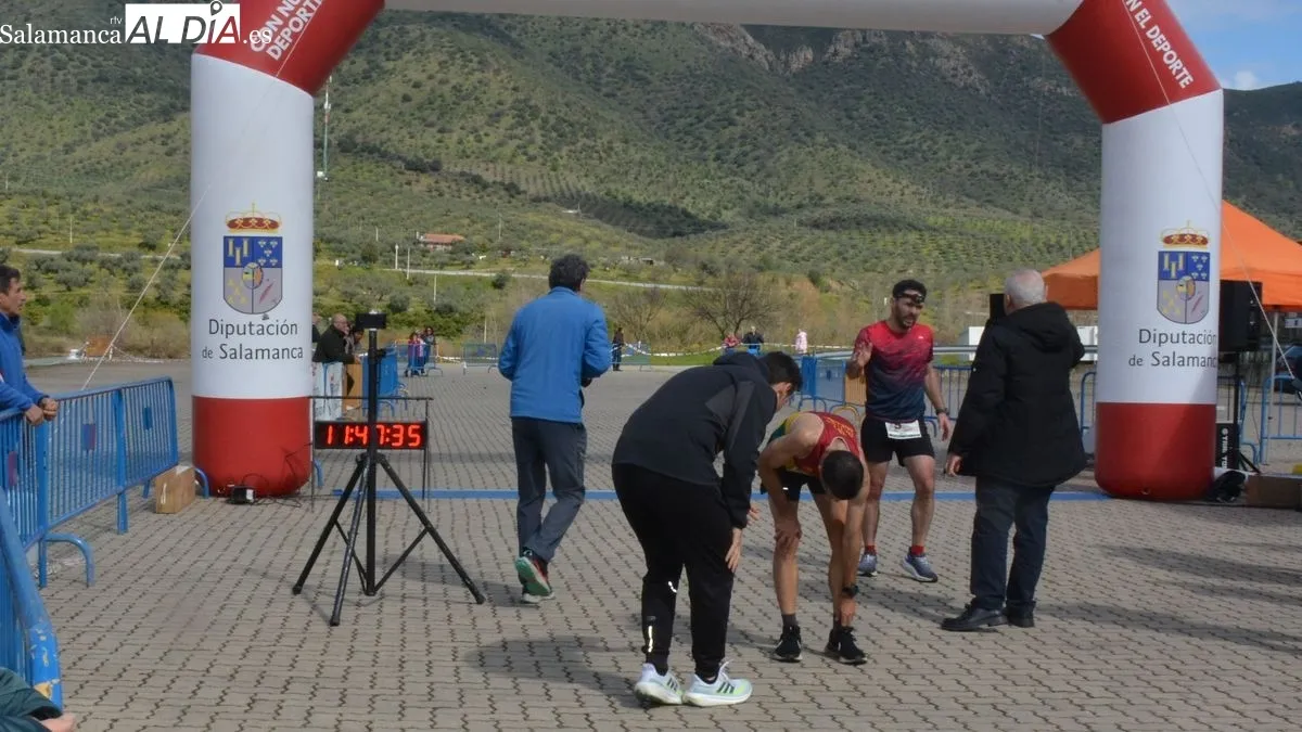 El muelle de Vega Terrón fue la meta de la carrera que discurrió por los railes de la vía férrea