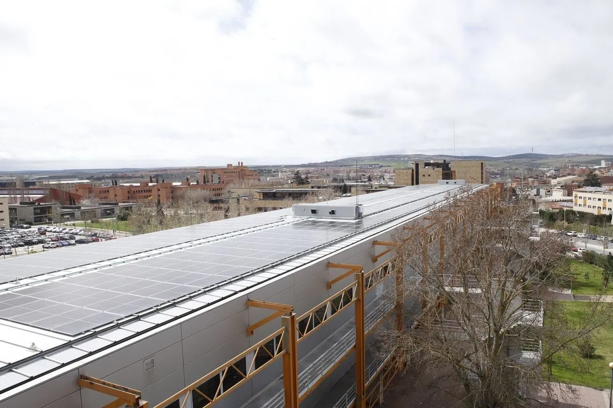 Presentación del ambicioso sistema de autoconsumo solar de la USAL que le permitirá ahorrar 250.000 euros anuales en su factura eléctrica
