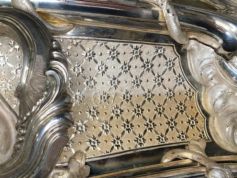 Foto 2 - La urna de plata de Santa Teresa brilla de nuevo en Toledo
