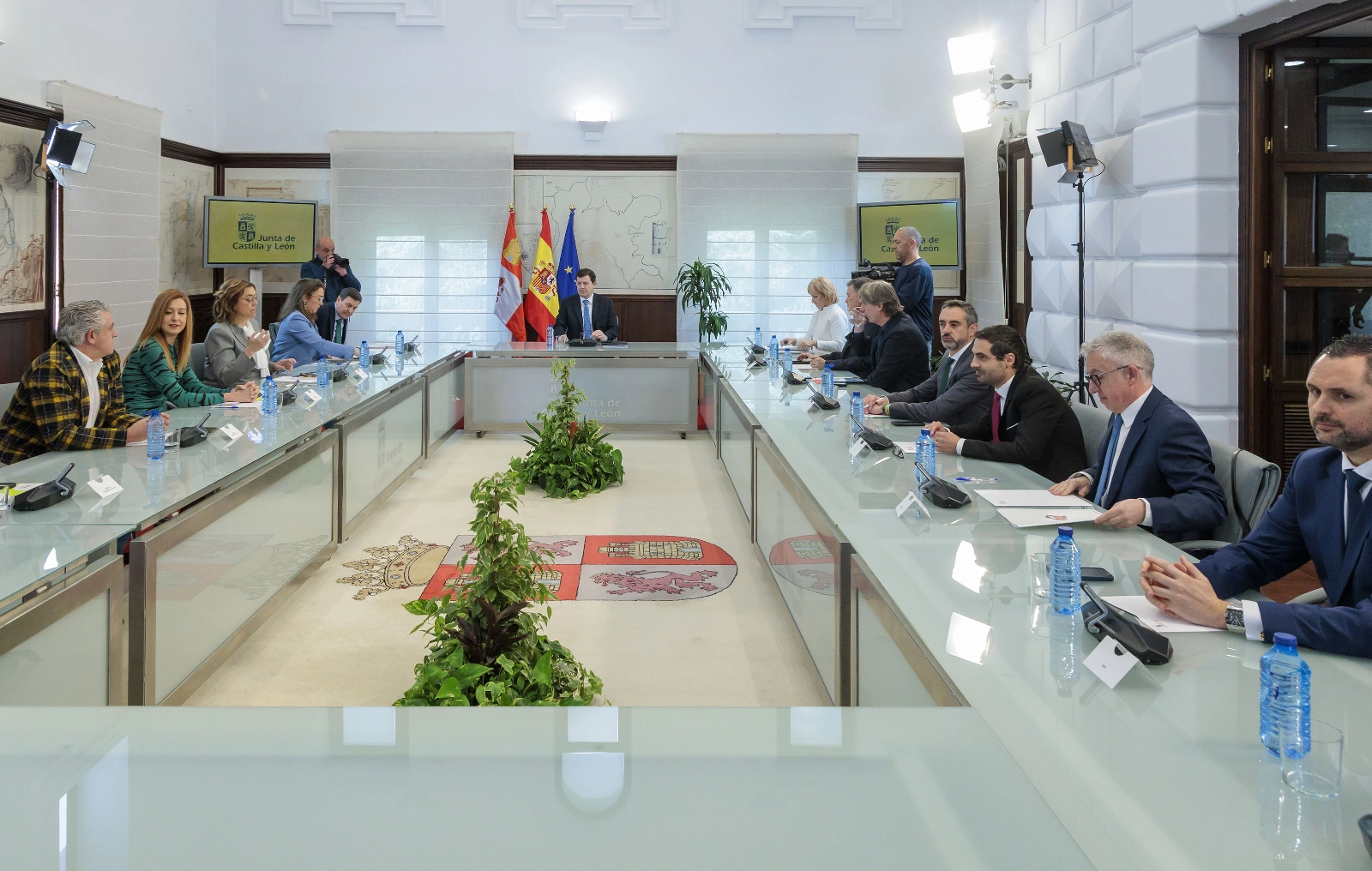 Mañueco articula una estrategia conjunta que para reforzar la posición de Castilla y León ante los aranceles de Estados Unidos