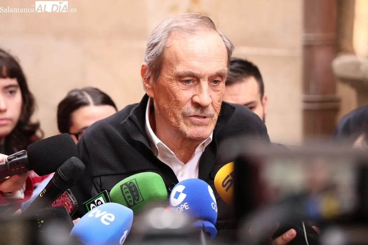 El profesor jubilado Ángel Lozano presentaba Unamuno digital en el Salón rectoral de la Casa-Museo Unamuno. Foto de David Sañudo