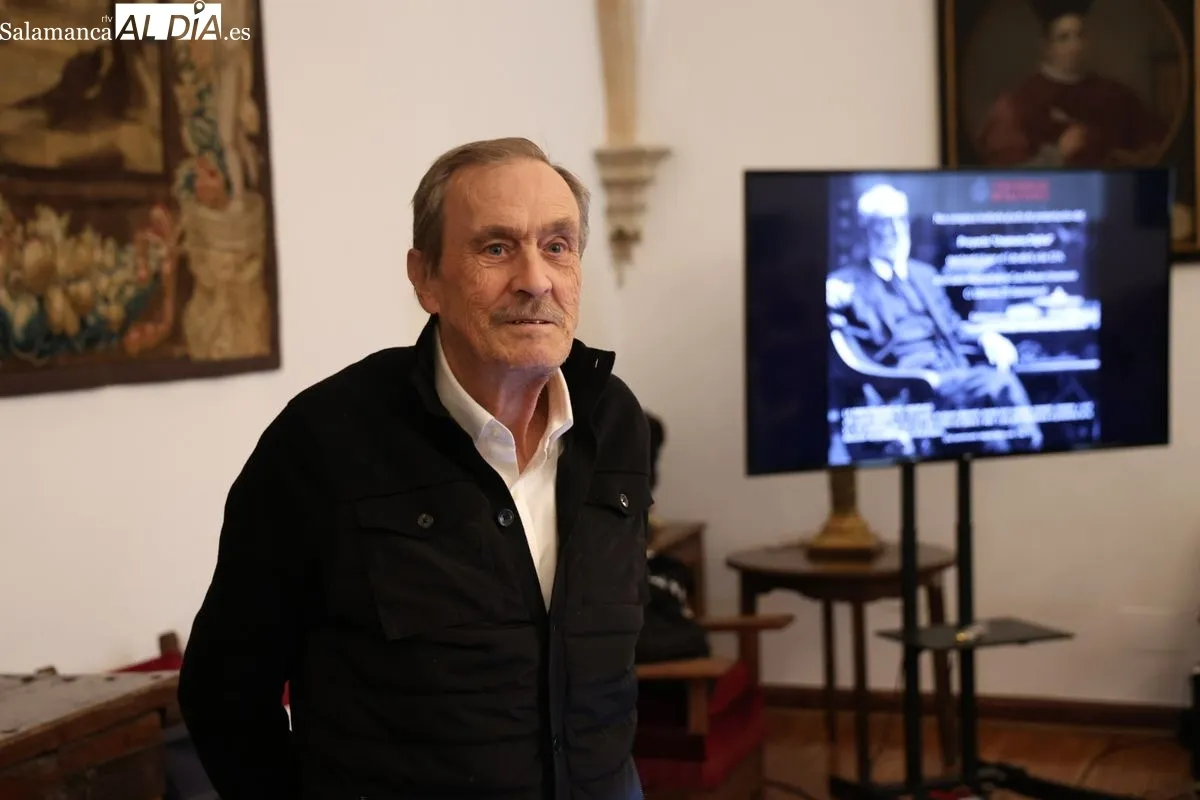 El profesor jubilado Ángel Lozano presentaba Unamuno digital en el Salón rectoral de la Casa-Museo Unamuno. Foto de David Sañudo