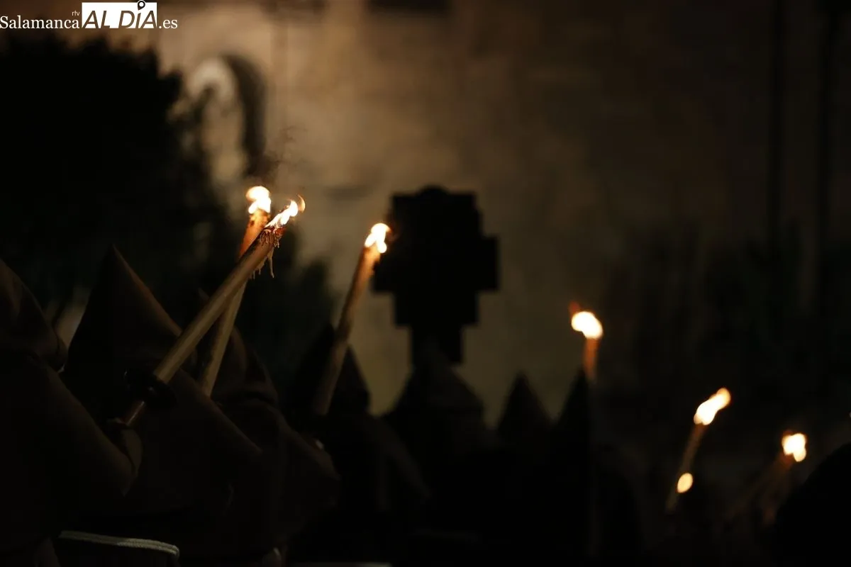 Procesión de la Hermandad Franciscana con el Cristo de la Humildad. Fotos: David Sañudo