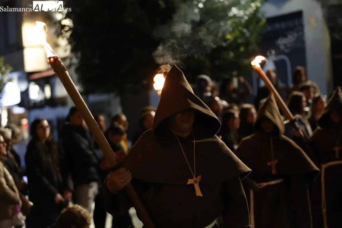 Procesión de la Hermandad Franciscana con el Cristo de la Humildad. Fotos: David Sañudo