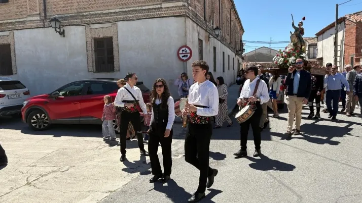 Foto 10 - Santiago de la Puebla arropa en las calles a San Jorge en su d&iacute;a grande