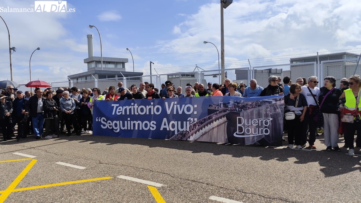 Habitantes de Arribes y Sayago reivindican en la presa de Almendra un territorio vivo 