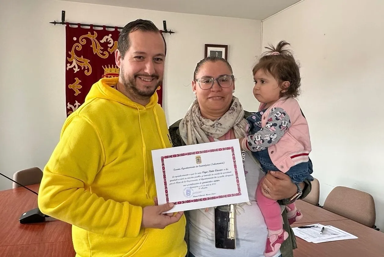 Foto 3 - Cantalpino entrega las ayudas municipales a la natalidad, dotadas con 500 euros