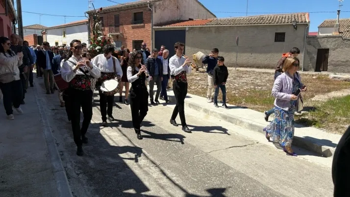 Foto 3 - Santiago de la Puebla arropa en las calles a San Jorge en su d&iacute;a grande